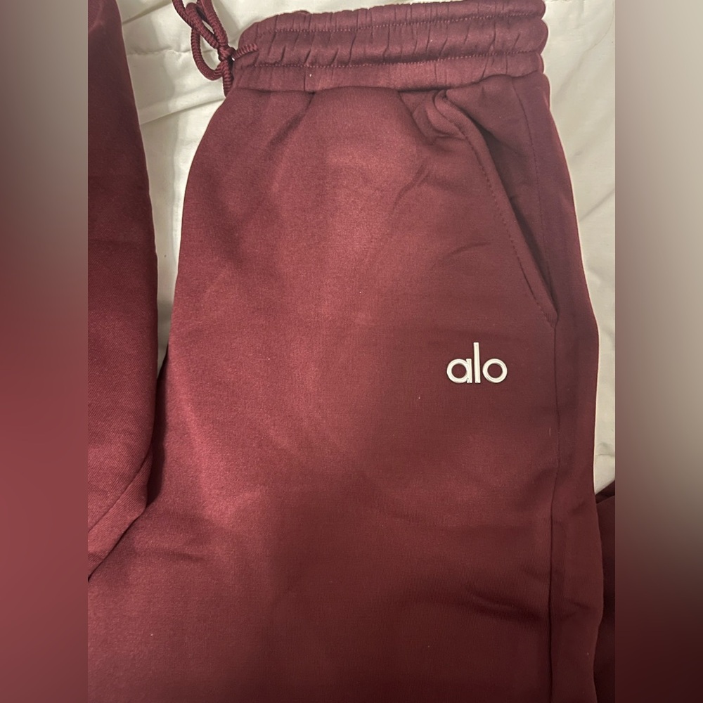 NWT Alo Accolade Set Crewneck Sweatshirt and Straight Leg Sweatpants Burgundy - Picture 6 of 12